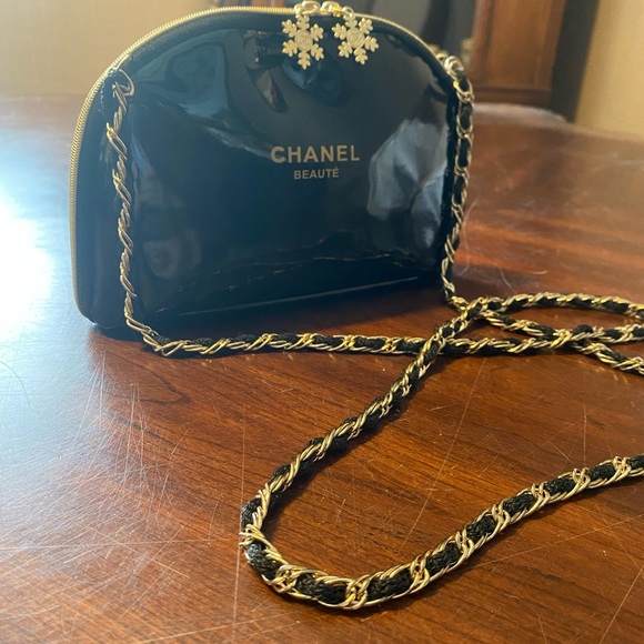 Chanel Beauté Glossy Black and Gold Cosmetic Bag - Picture 13 of 14